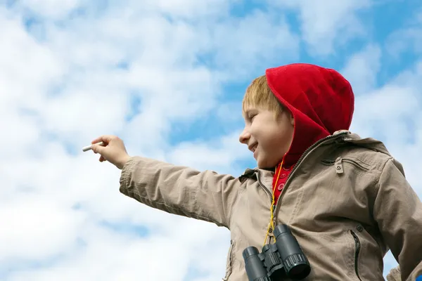 The boy drawing a chalk on cloudy sky — Stock Photo, Image
