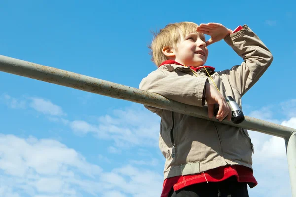 Child looking into the sky — Stock Photo, Image