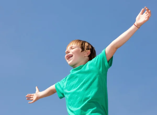 Счастье маленький ребенок расслабляющий на открытом воздухе — стоковое фото