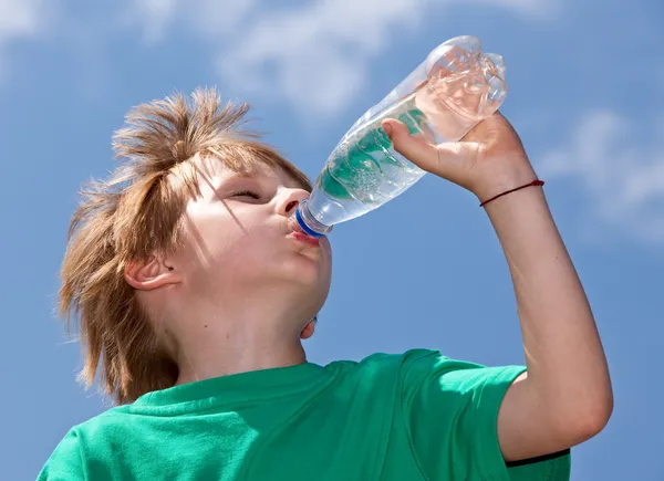Rapaz sedento a beber água fresca ao ar livre — Fotografia de Stock