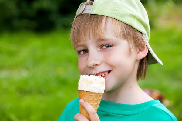 Jeune garçon manger une délicieuse crème glacée — Photo