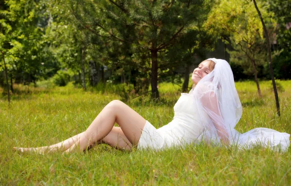 Счастливая девушка в свадебном платье — стоковое фото