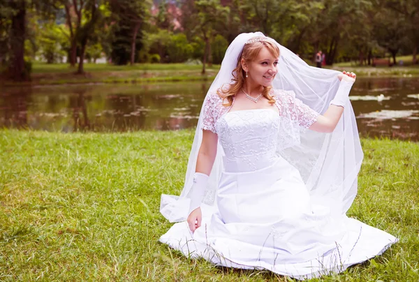Красивая невеста позирует в день своей свадьбы — стоковое фото