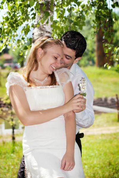 Bride and groom in park — Stock Photo, Image