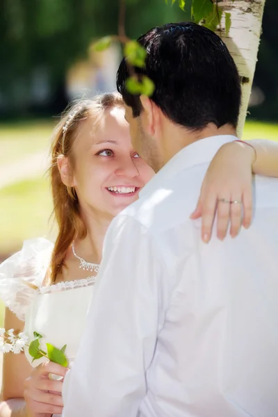Bride and groom in park — Stock Photo, Image