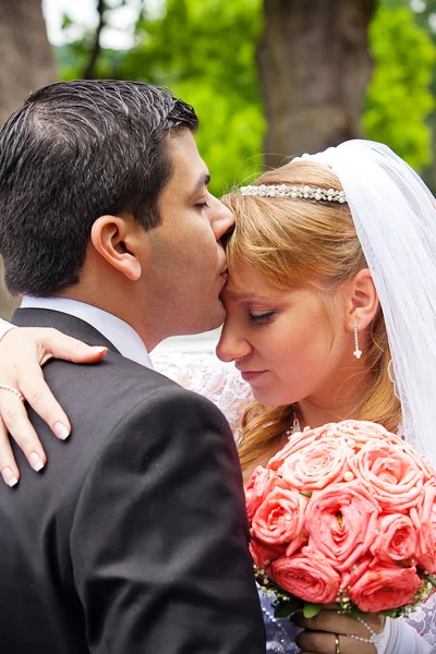 Menyasszony és vőlegény az esküvőn — Stock Fotó