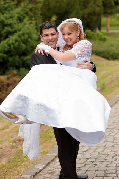 Bruid en bruidegom op de bruiloft — Stockfoto