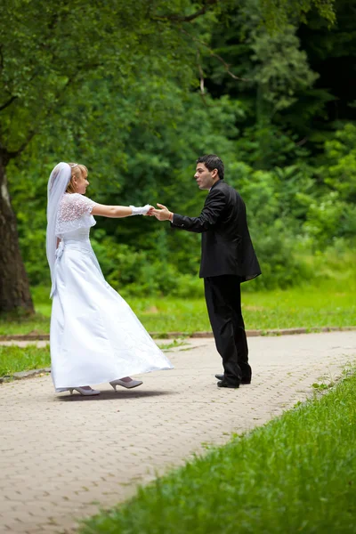 Dancing wedding couple at a park on a sunny day — Stock Photo, Image