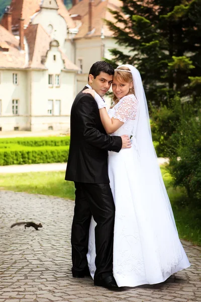 Jonge bruidspaar buitenshuis op hun trouwdag — Stockfoto
