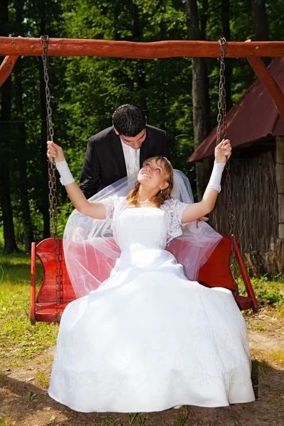 Jovem casal de casamento ao ar livre em seu dia do casamento — Fotografia de Stock