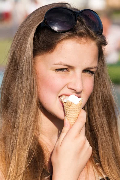 Genç kız sokakta dondurma ile — Stok fotoğraf