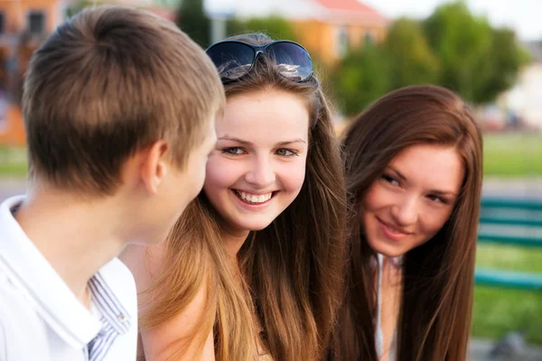 Porträtt av tre glada unga tonåringar — Stockfoto