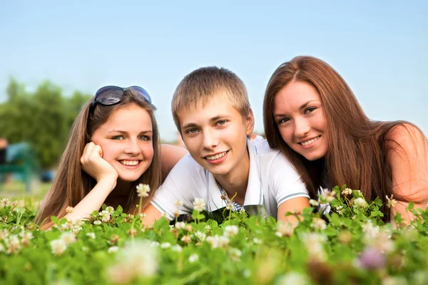 Három boldog fiatal tizenévesek portréja — Stock Fotó