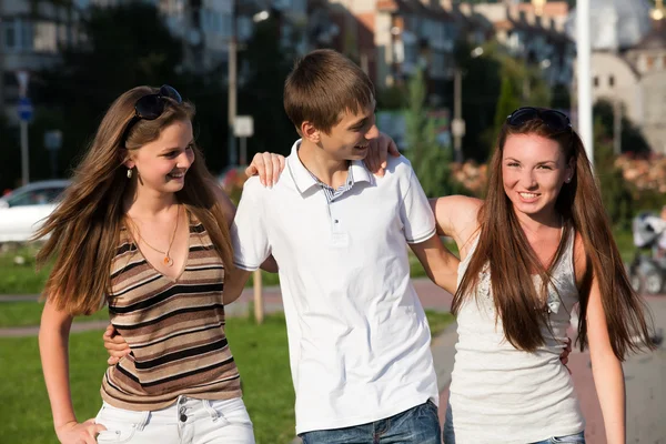 Портрет трьох щасливих молодих підлітків — стокове фото