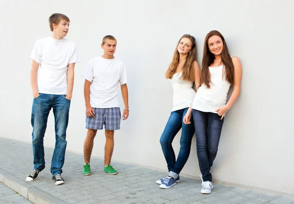 若い男と通りで女の子のグループ — ストック写真