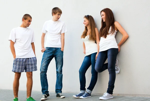 Група молодих хлопців і дівчат на вулиці — стокове фото