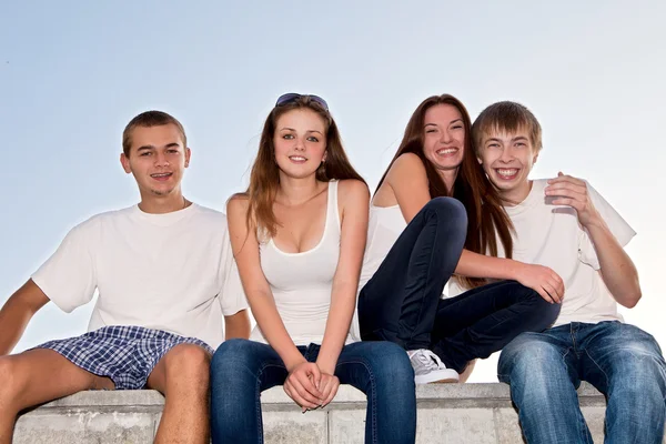 Retrato de três jovens adolescentes felizes — Fotografia de Stock