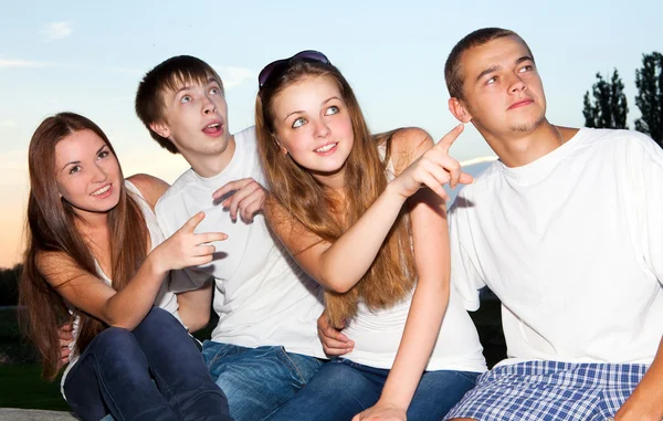 Retrato de tres jóvenes adolescentes felices —  Fotos de Stock