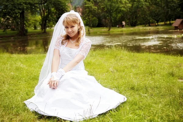美しい花嫁ポージングで彼女の結婚式の日 ロイヤリティフリーのストック画像