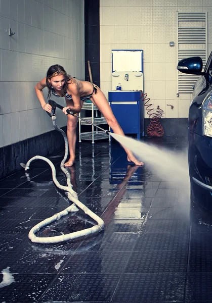 Μοντέλο κατά το πλύσιμο αυτοκινήτων στο γκαράζ. — Φωτογραφία Αρχείου