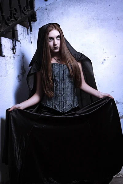 Retrato de una bruja joven. Halloween, horror . — Foto de Stock