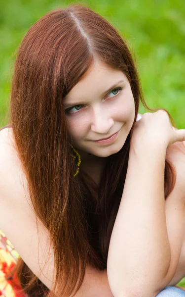 Joven hermosa adolescente en parque —  Fotos de Stock