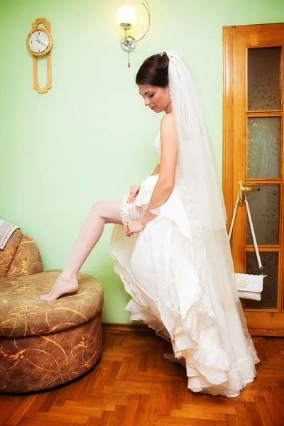 Güzel gelinin bacak beyaz jartiyer ile — Stok fotoğraf