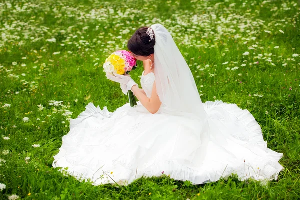 Pengantin cantik berpose di hari pernikahannya — Stok Foto