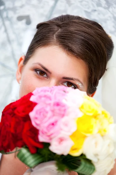 Jeune belle mariée avec bouquet — Photo