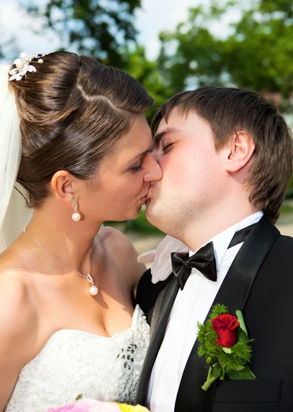 Un marié et une mariée dans un mariage de cérémonie — Photo