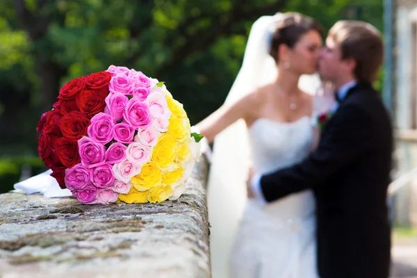 ロマンチックなバラの花束と城で結婚式 — ストック写真