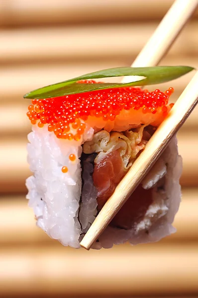 Sushi au caviar rouge — Photo
