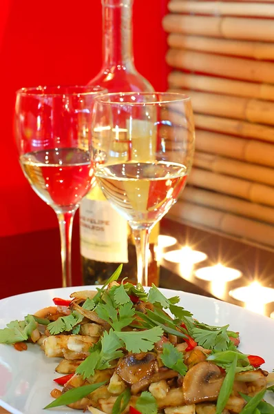 Vinho branco com salada — Fotografia de Stock