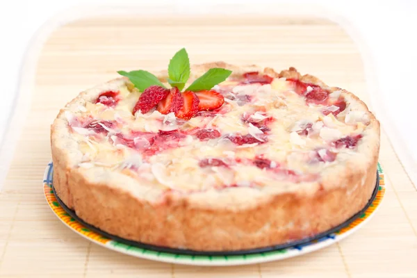 Strawberry pie decorated with ripe strawberry, mint and almond f — Stock Photo, Image
