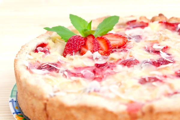 Strawberry pie decorated with ripe strawberry, mint and almond f — Stock Photo, Image