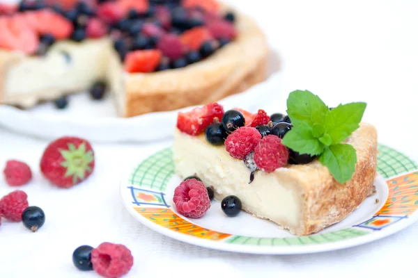 Piece of pie with fresh summer berries and mascarpone — Stock Photo, Image