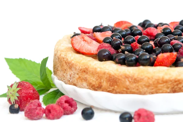 Pie with fresh summer berries and mascarpone — Stock Photo, Image