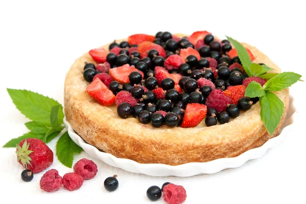 Pie with fresh summer berries and mascarpone — Stock Photo, Image