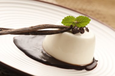 Çikolatalı ve vanilyalı Panna Cotta.