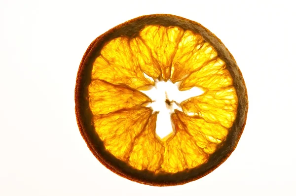Fatias de laranja secas isoladas no fundo branco — Fotografia de Stock