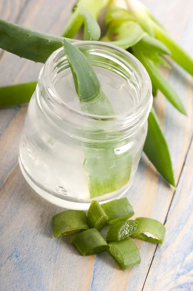 Aloe vera juice with fresh leaves — Stock Photo, Image
