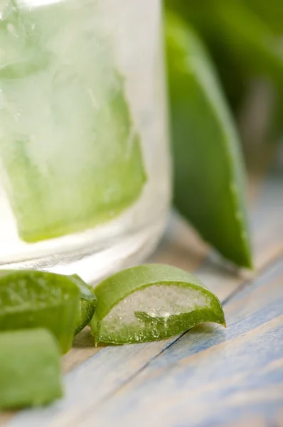 Aloe vera juice med färska blad — Stockfoto
