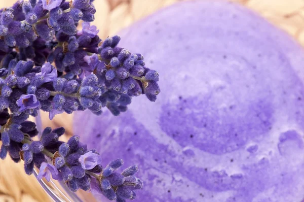 Lavendel en jar van glas met peeling — Stockfoto