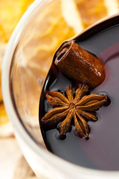 Mulled wine with slice of orange and spices. — Stock Photo, Image