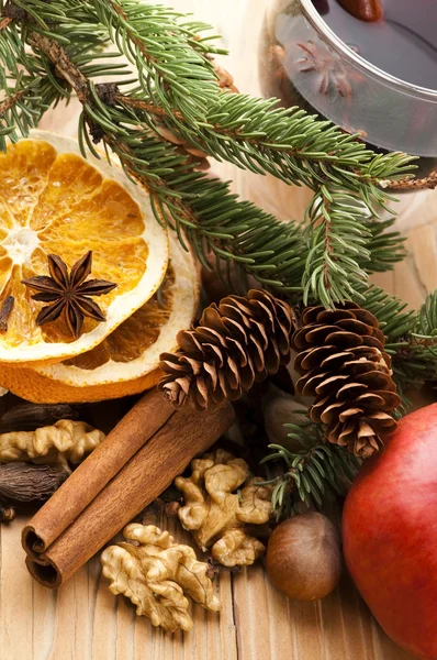 さまざまな種類のスパイス、ナッツ類、乾燥されたオレンジ - クリスマスの装飾 — ストック写真