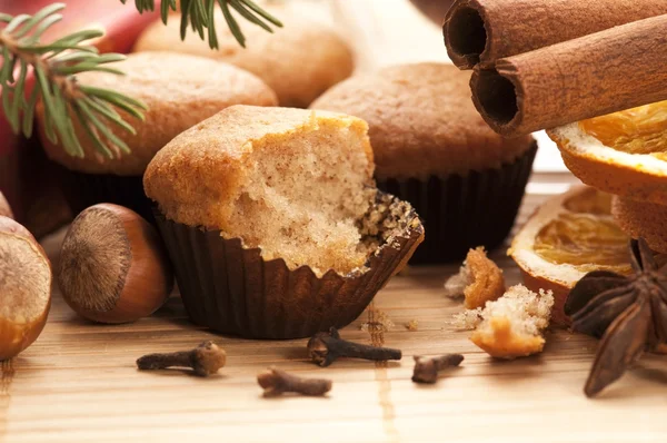 Muffins recém-assados com difrens tipo de pedaços - Natal d — Fotografia de Stock
