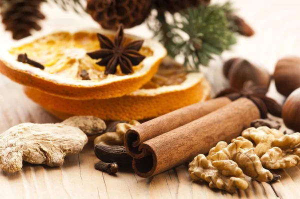 Verschiedene Arten von Gewürzen, Nüssen und getrockneten Orangen - christmas de — Stockfoto