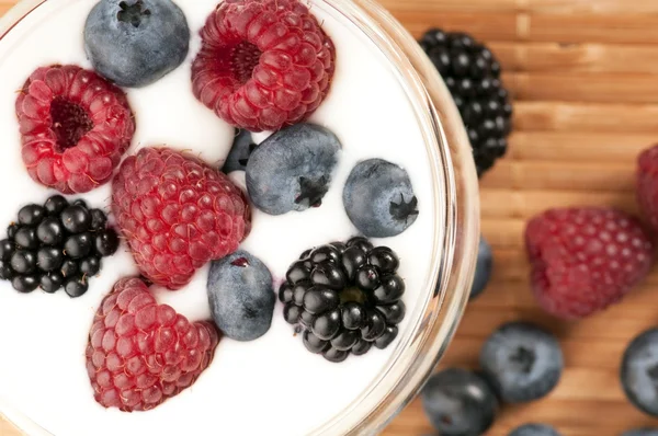 Yoghurt met frambozen, bosbessen en braambessen — Stockfoto