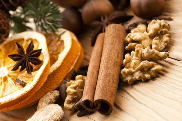 Olika typer av kryddor, nötter och torkade apelsiner - jul de — Stockfoto