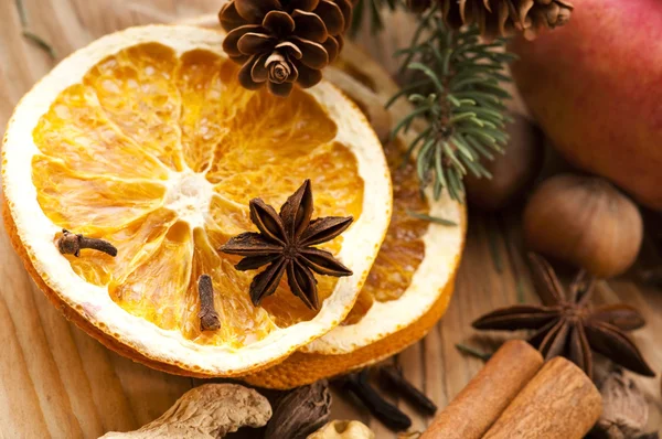不同种类的香料、 坚果和干的橘子-圣诞德 — 图库照片